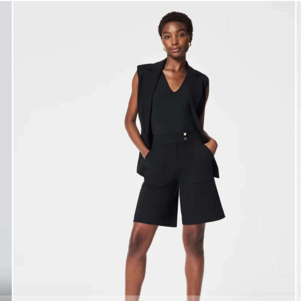 LARRY LEVINE BLACK BERMUDA SHORTS SIZE 8